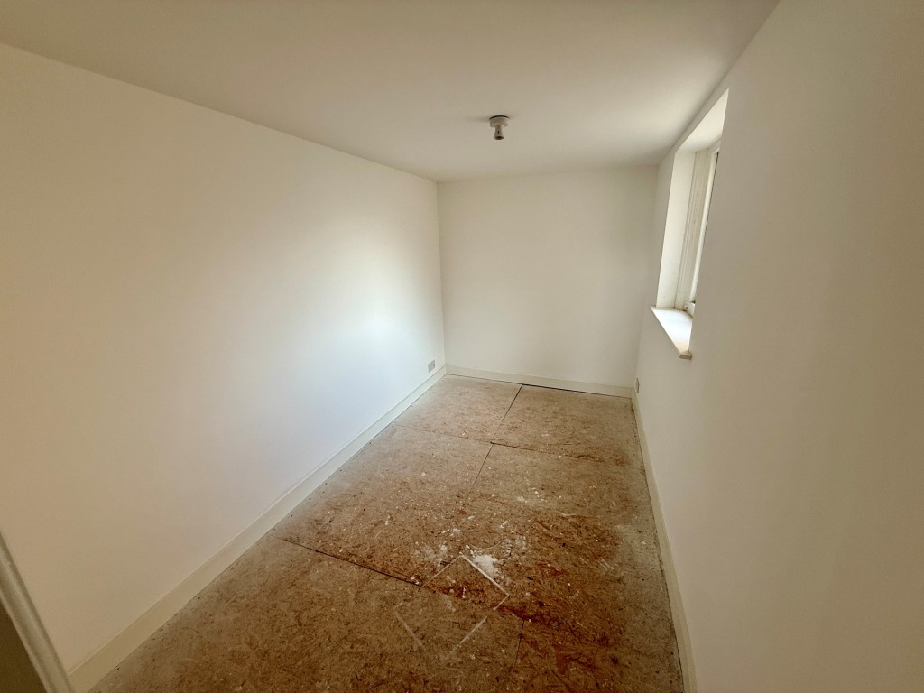 Lot: 109 - SIX-BEDROOM HOUSE FOR IMPROVEMENT - Bedroom three